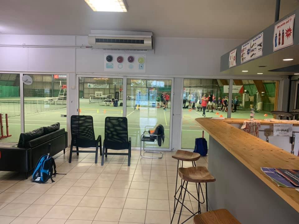 Club house et courts intérieurs du TC Ramonville